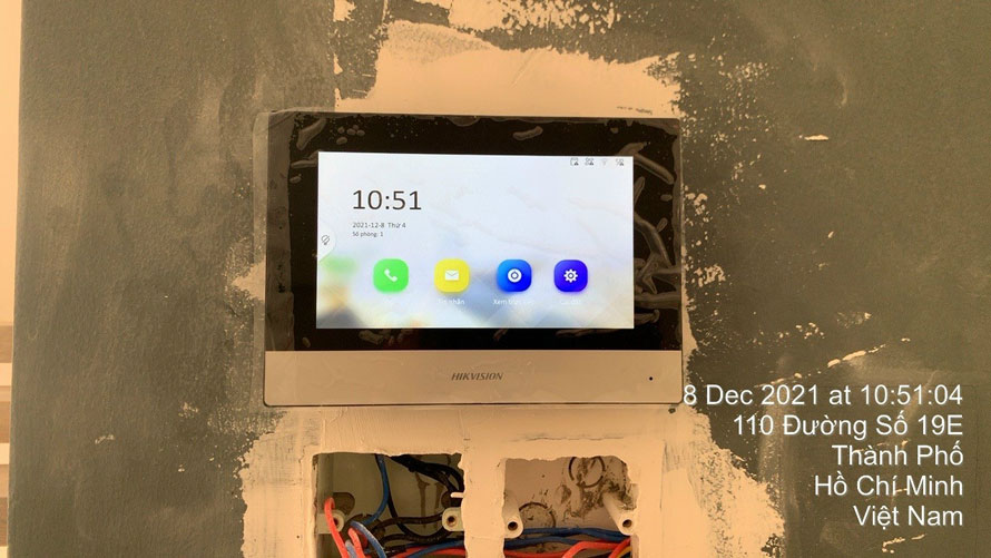 Lắp đặt màn hình chuông cửa cho biệt thự