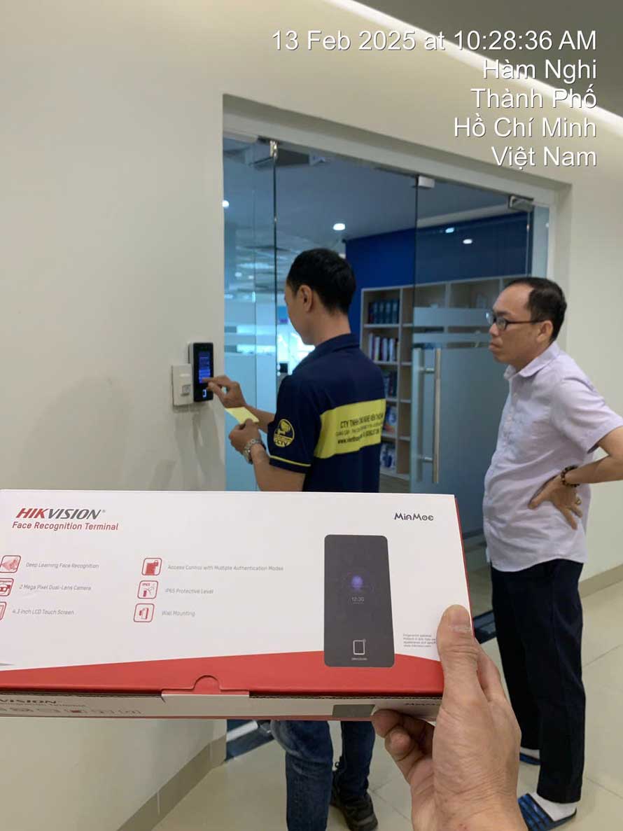 Giải pháp lắp đặt hệ thống access control kết hợp chấm công cho văn phòng hiện đại