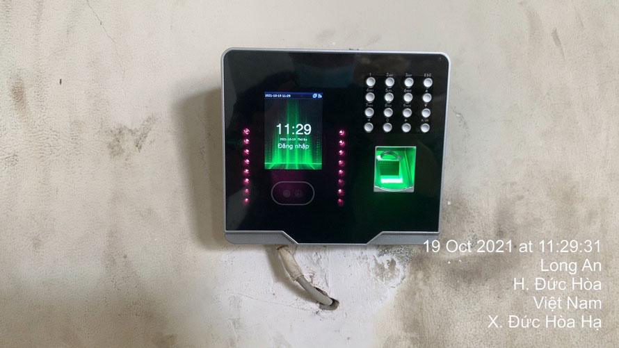 Lắp đặt máy chấm công khuôn mặt, vân tay RONALD JACK FA-210