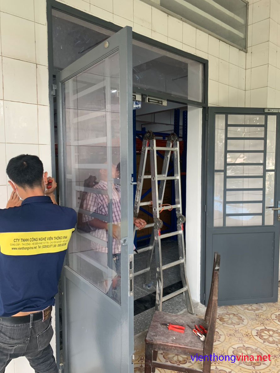 Lắp đặt&nbsp;hệ thống access control - kiểm soát cửa ra vào kết hợp chấm công